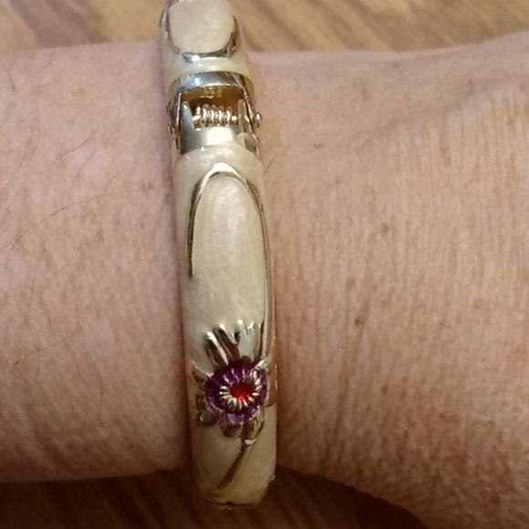 Jiu Long Xing Enamel Floral Clamper Bracelet 7" - Picture 4 of 7